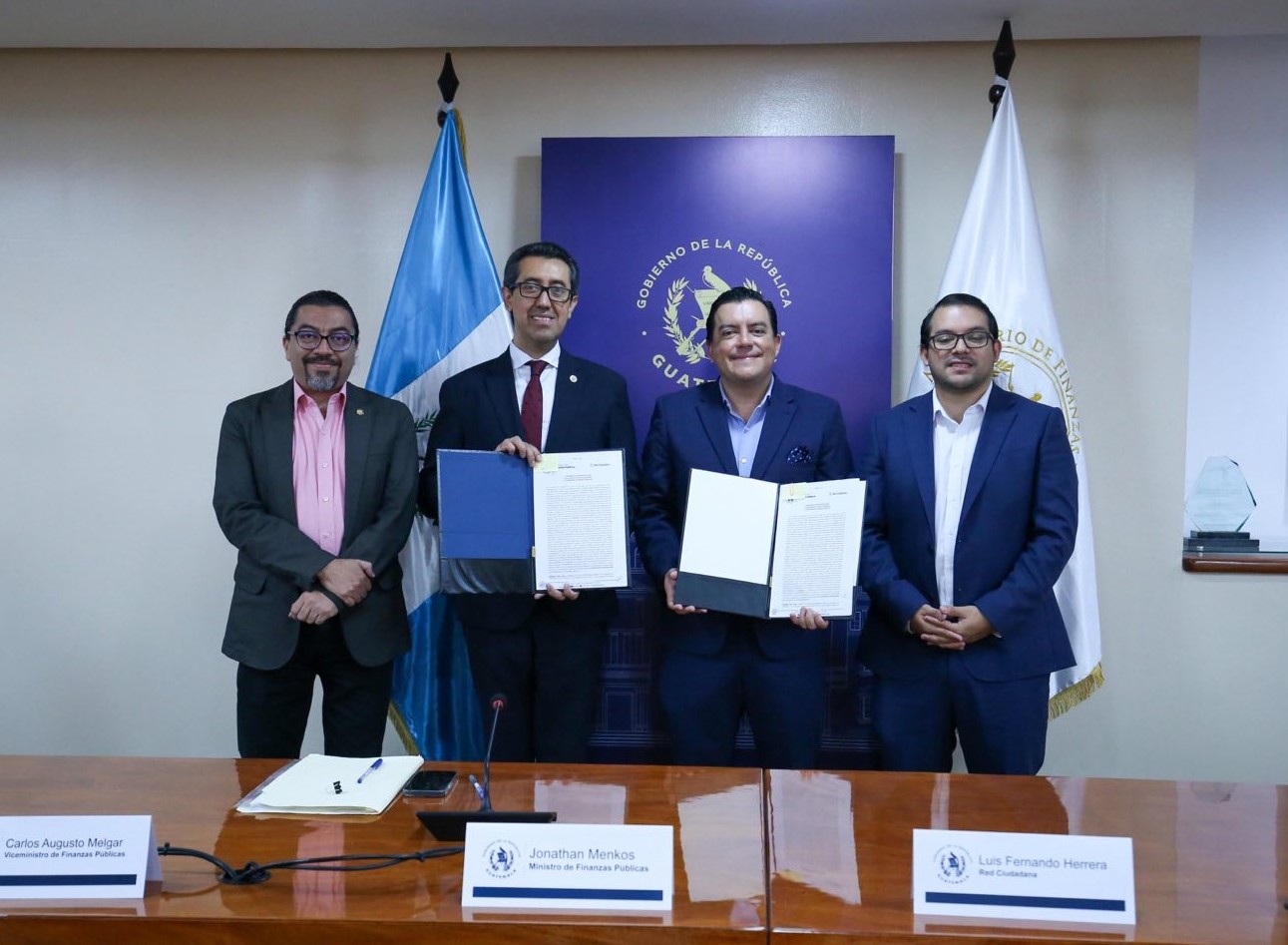 Firma de convenio de cooperación entre Red Ciudadana y el Ministerio de Finanzas Públicas.